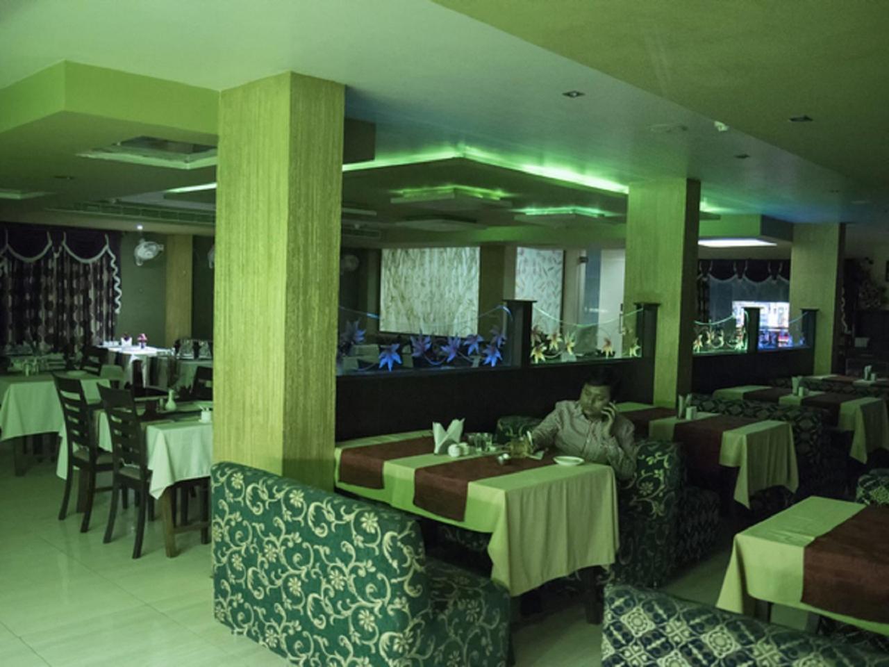 Hotel Sunshine Baharampur Екстер'єр фото