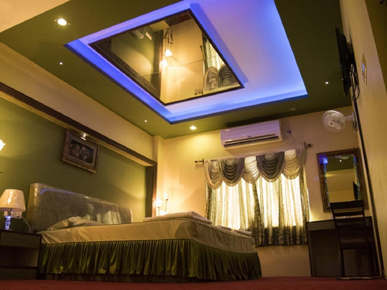 Hotel Sunshine Baharampur Екстер'єр фото