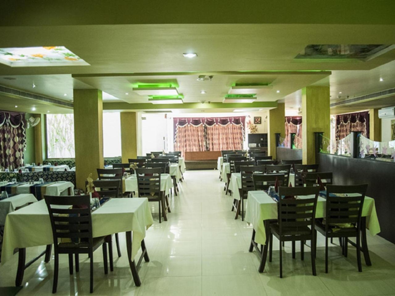 Hotel Sunshine Baharampur Екстер'єр фото